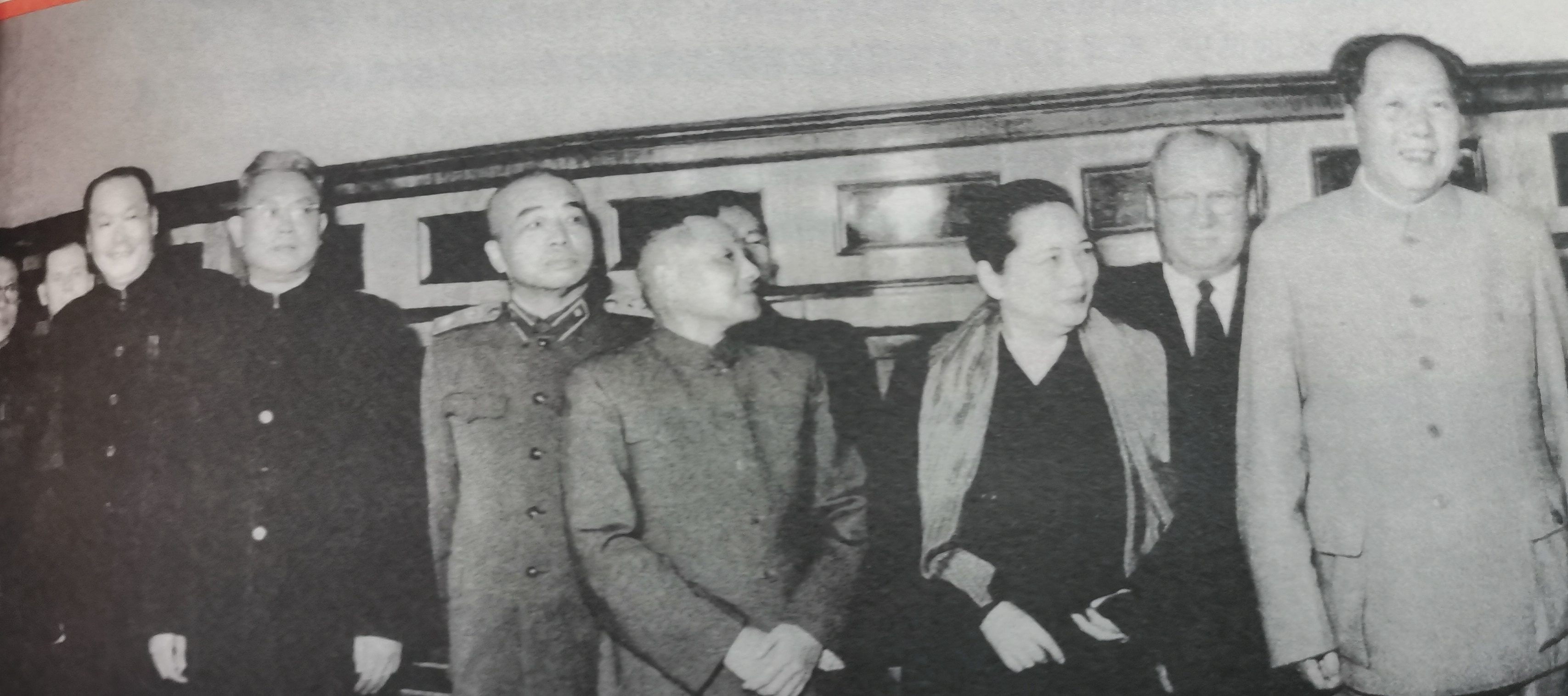 1957年毛主席受赫鲁晓夫的邀请，访问苏联。毛主席不但亲自去了，而且还带了十分豪