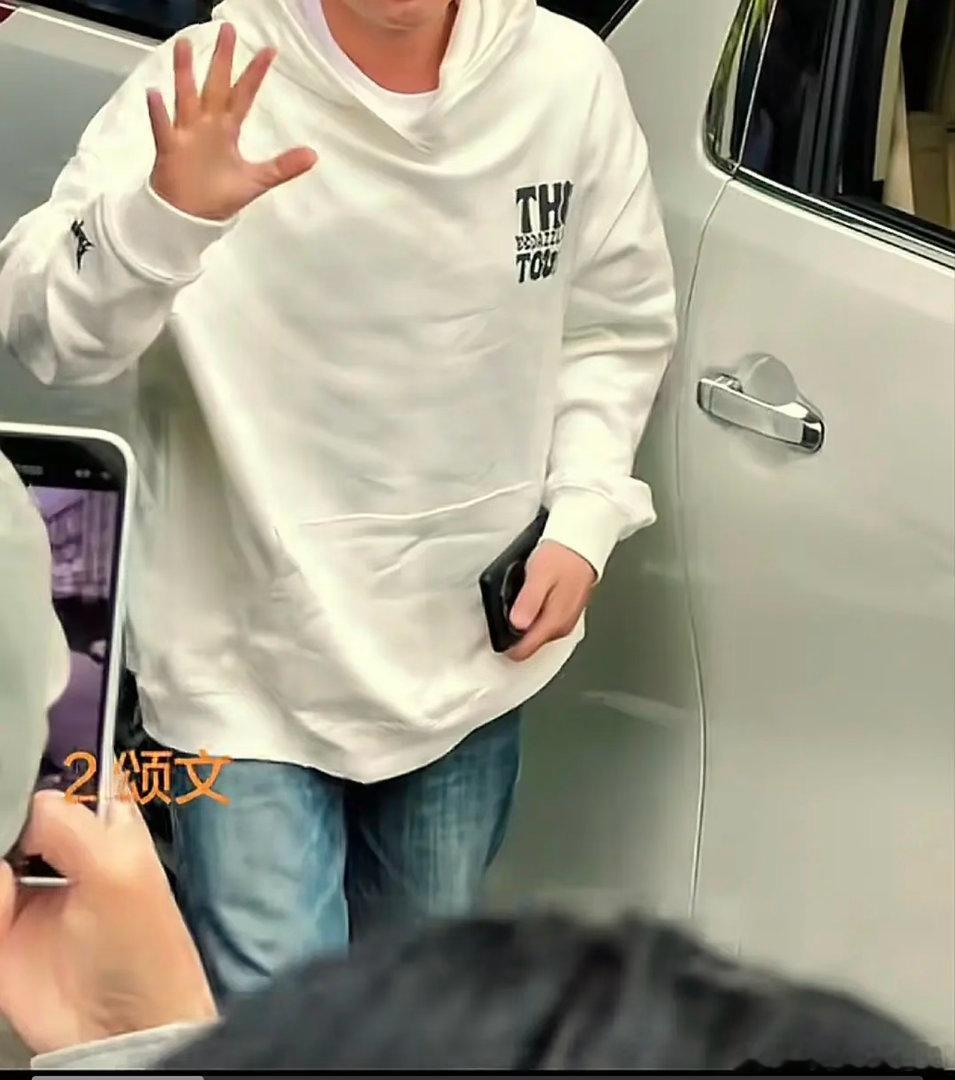 ZSW老师出关了，风波过去风采依旧👍据今天拍到他的站姐说~是男大