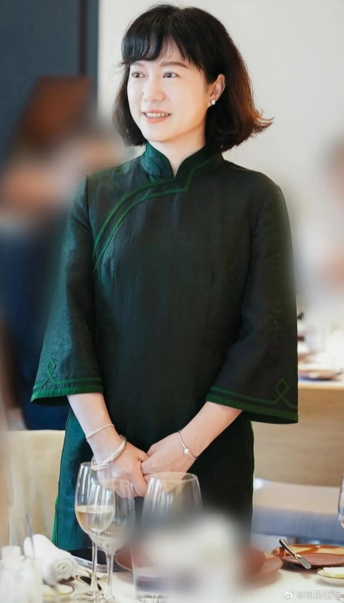 日本摄影大师晒出一组翁帆女士参加日本上流社会聚会的照片，47岁的翁帆女士身着墨绿