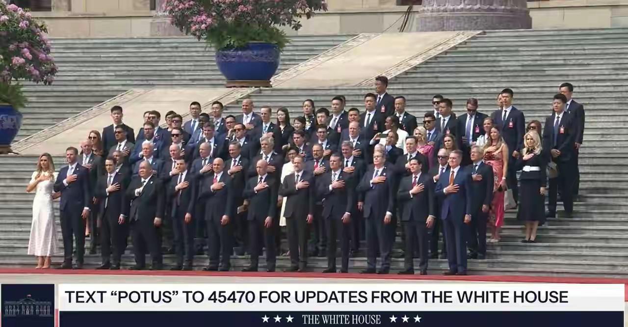 为何美国精英一到中国，瞬间收敛随性画风，全员变正经？一直以来，美国精英圈层给世
