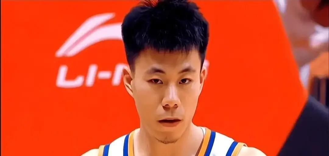 张镇麟在辽宁是天才，到了上海，却被主教练卢伟“骂”成了怪物。上赛季他防守常