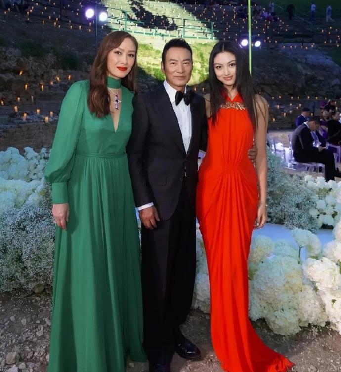 最近任达华和妻子琦琦还有女儿任晴佳一起参加朋友的婚礼，任达华里面穿白色衬衣，外面