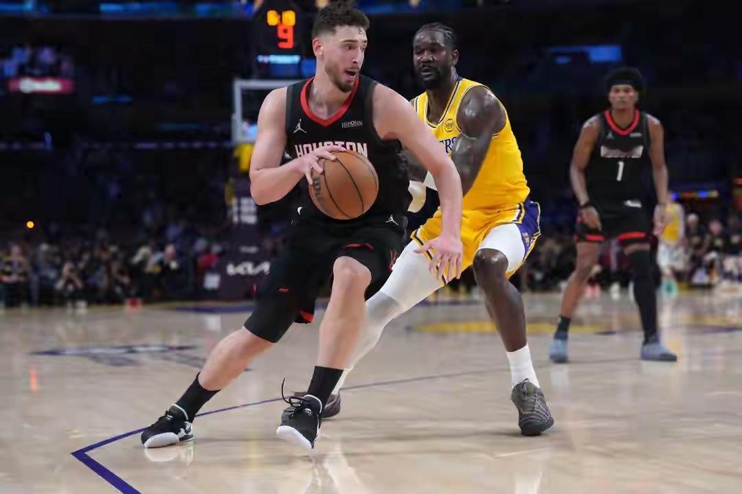 两次全明星的申京，居然打不过球风软弱的艾顿，火箭真应该留下格林。一、申京的特点