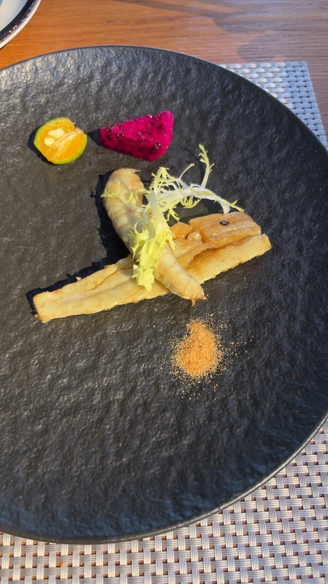 今天跟一个上市公司的老板一起吃饭，才知道有钱人的生活是这样的。老板带我们去他