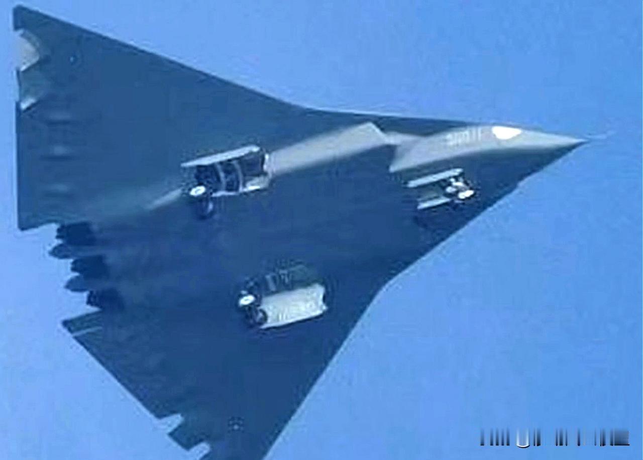 二号银杏叶真好看，融合内转式进气道和二元矢量尾喷管说明这款银杏叶机动性能明显改善