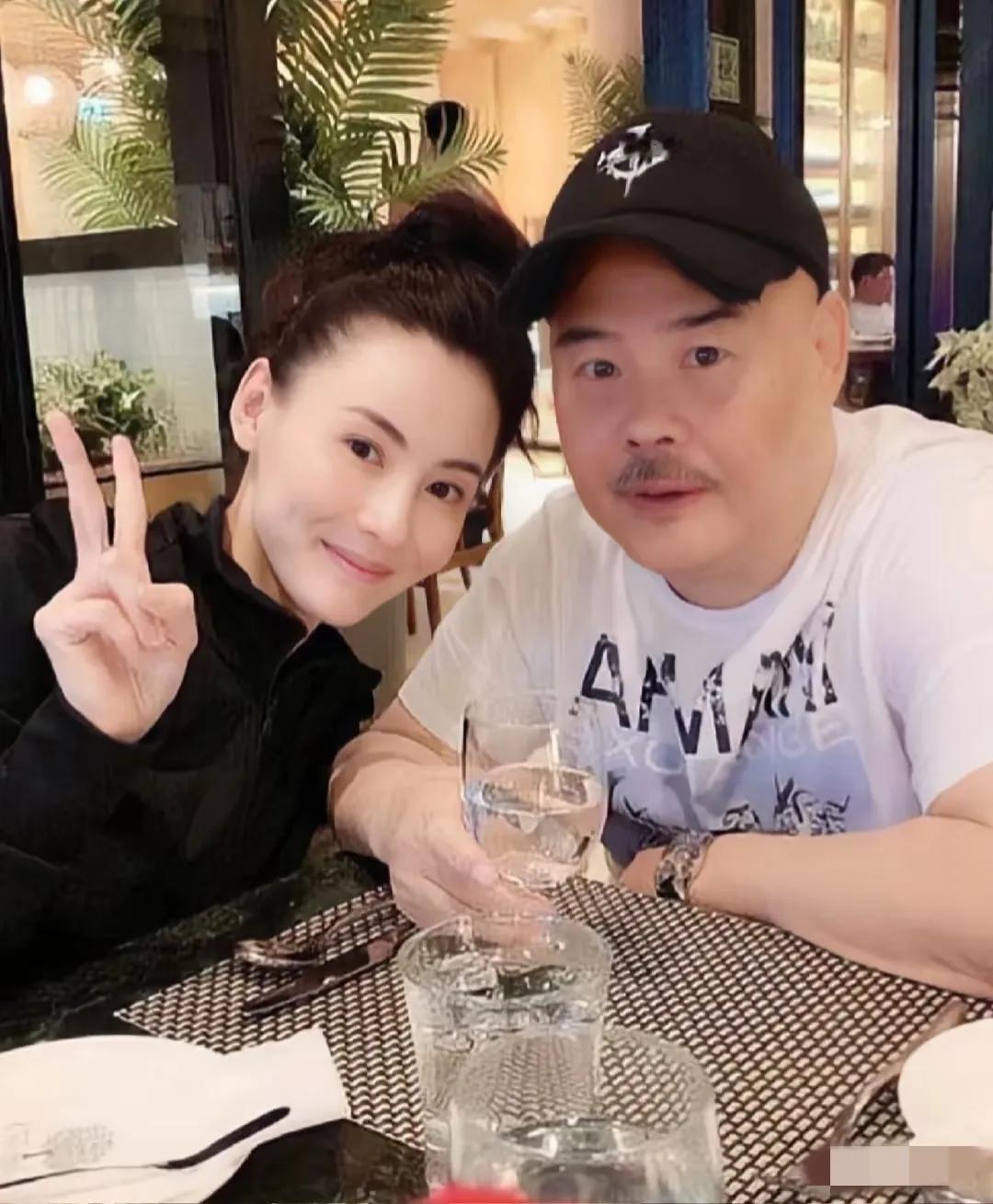 张柏芝美貌是遗传自她爸爸，真的细看眉眼简直一模一样，也遗传到妈妈脸型，但是眉眼一