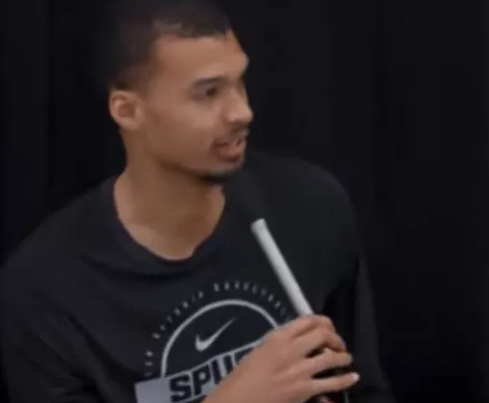 NBA常规赛，马刺以89-114不敌尼克斯。赛后，文班对今天尼克斯的身体对抗强