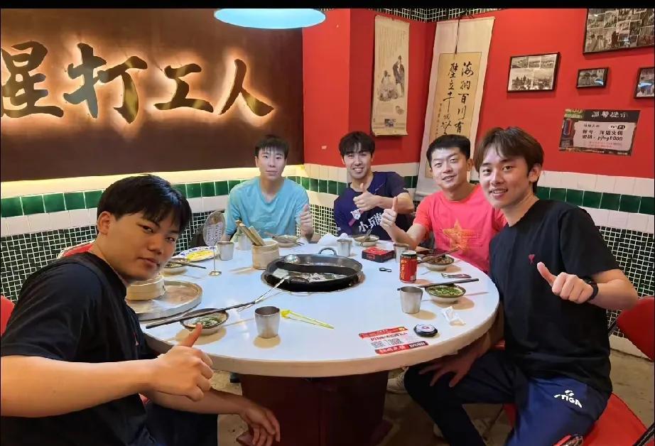 完了完了少爷在乒超的生活，有球迷直播时把少爷喝饮料的切片翻译成日文字幕，他爸