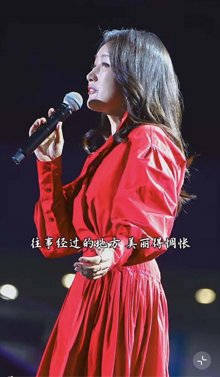 杨钰莹在济宁献唱《我在春天等你》，一脸油光，眼睛里似乎泛着泪花，手背青筋暴起暴露