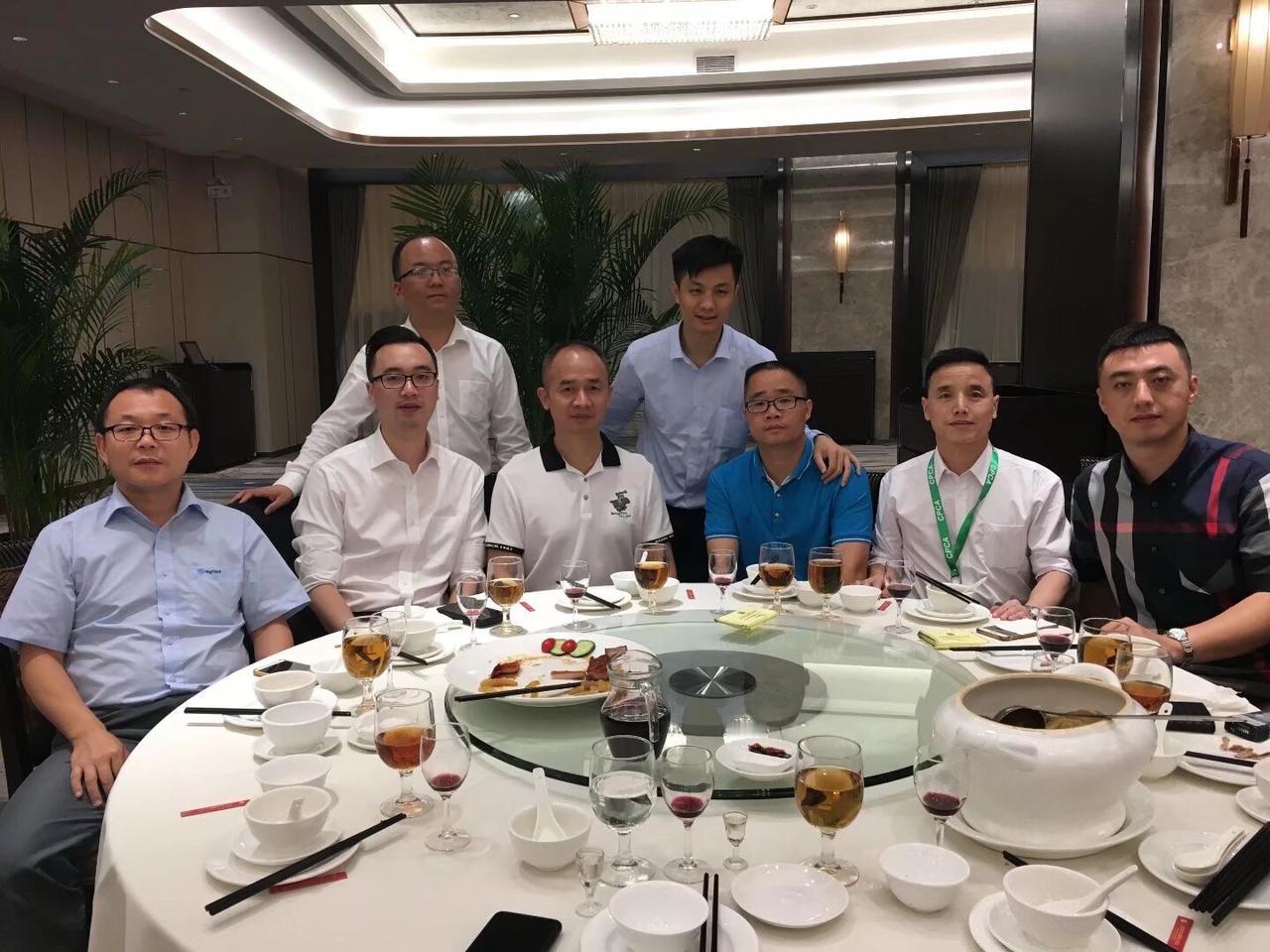 我们是兄弟举起这杯酒