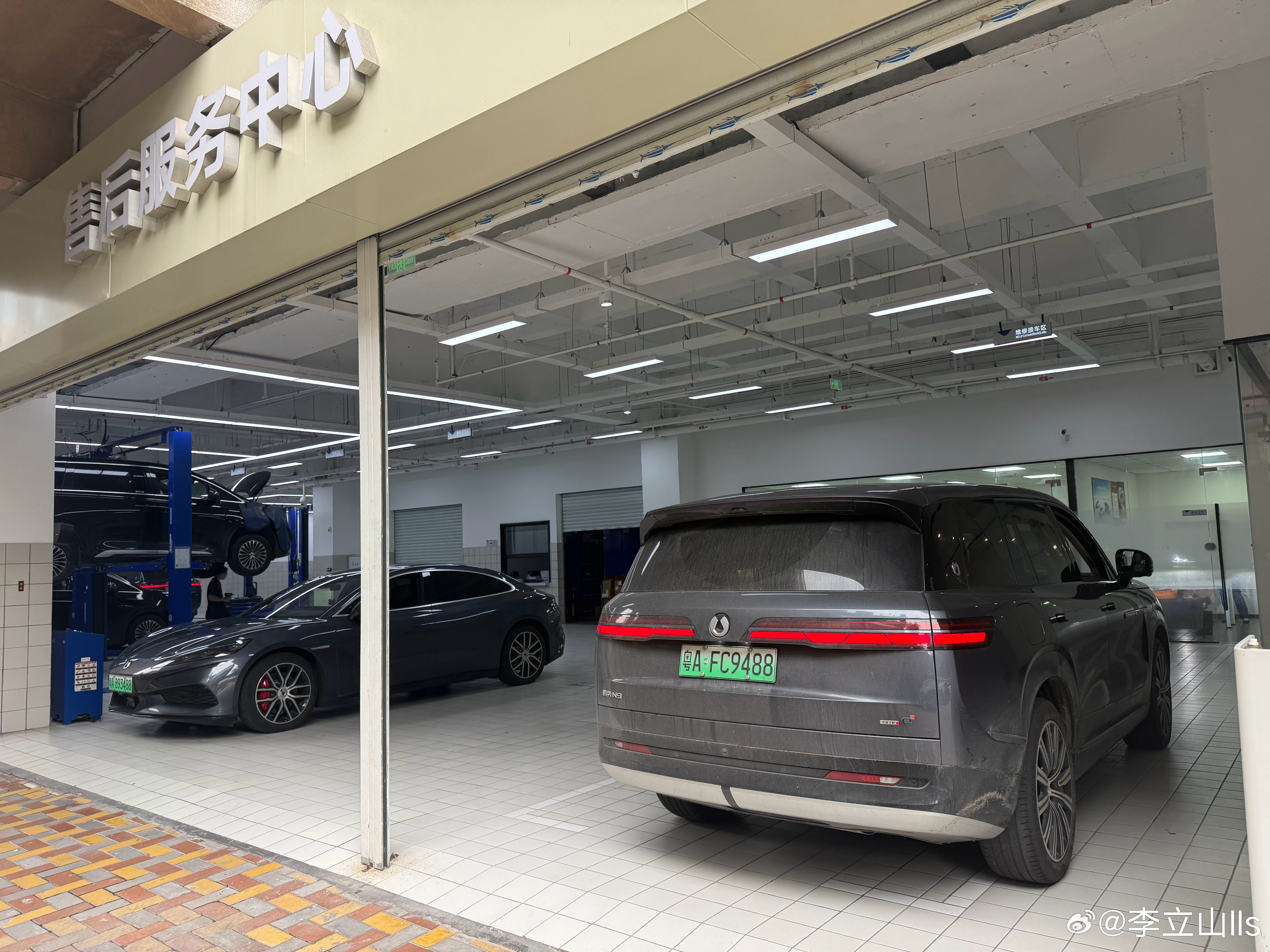 开N9回腾势保养，换打气泵，试试腾势的饭食标准，叉烧白切鸡，好适合广东人胃口！