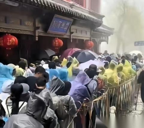 这事千真万确，就发生在泰山。朋友在山上卖货，手头刚好压了一批廉价雨具。旁边摊贩