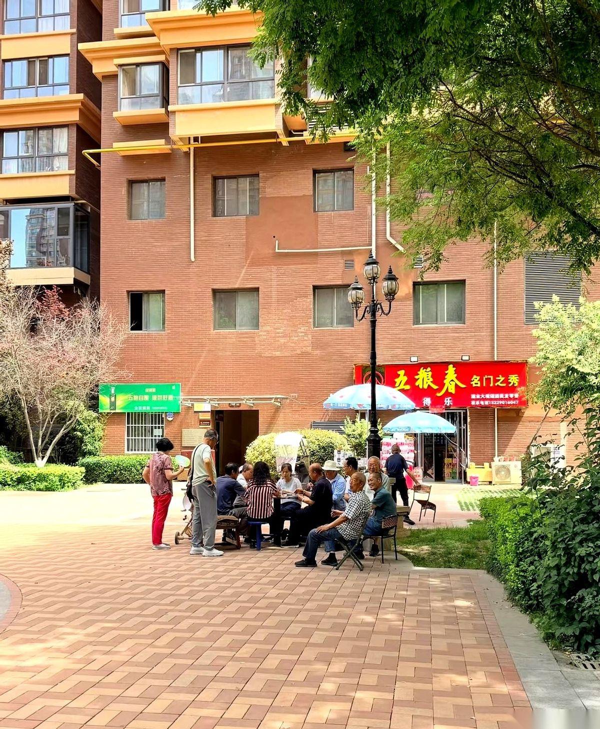 老周头下葬的第二天，邻居推开他家的防盗门去帮忙收拾。一眼扫过去，那个攒了一辈子邮