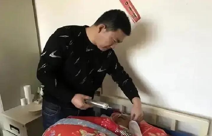 武汉快递员秦岷意外救起昏迷老人，哪料，却遭其女儿反咬：“我爸是你撞的，你要负责！