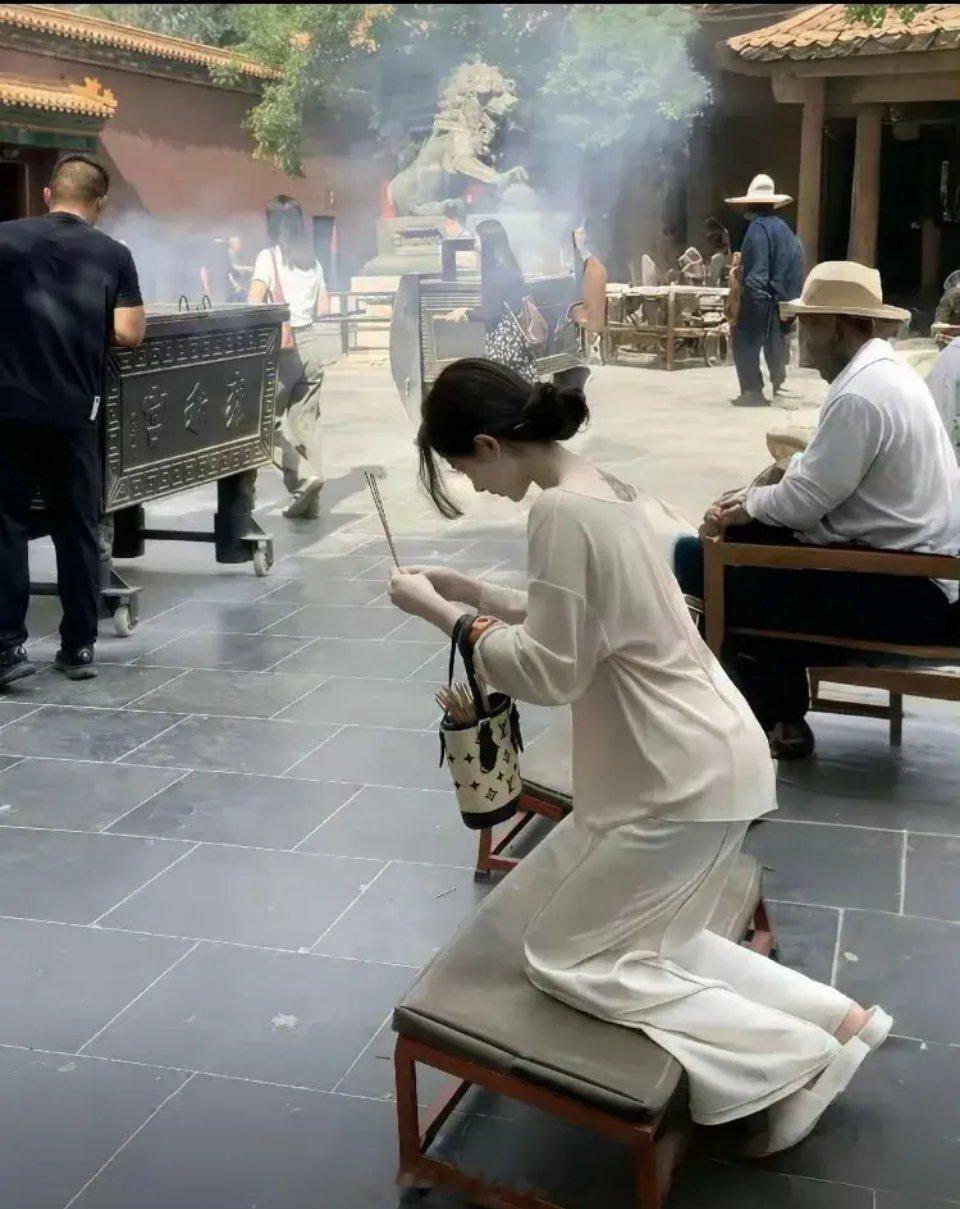 穿成这样，手里拿着LV，还去烧香拜佛，有钱人也有烦恼吗