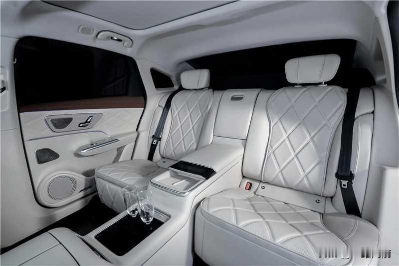 22万多的价格，居然敢号称“享迈巴赫般尊贵体验”，配置堆得离谱，价格也便宜得离谱