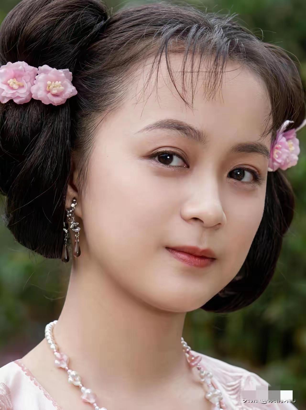 何晴年轻时候到陈红面前，还是差了一点呀。陈红年轻时候，这珠圆玉润的脸太漂亮了，一