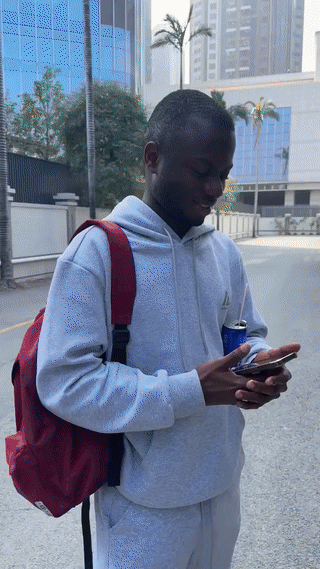 广西一女子在街头偶遇一名非洲黑人留学生。这名黑人留学生一来到中国就彻底爱上了这