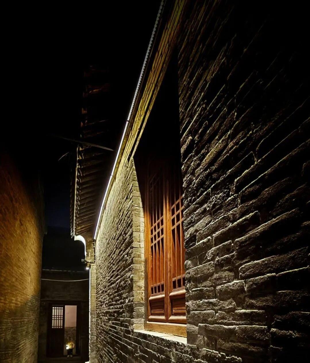 接触的人多了之后，你会发现一个有趣的现象:在单位上，敢吵架，敢冲突，敢强势的人，