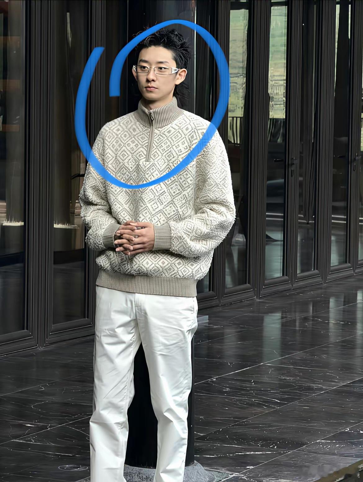 他未来的商业价值不可估量，私下打扮妥妥的一个潮男，身高185，腿长头小，行走的衣