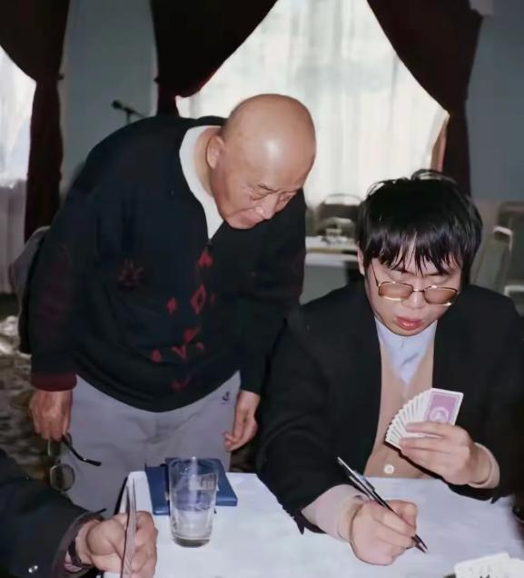 刚下楼买水，群里有人突然冒出一句，我当时愣了一下。说的是一位老将军整场都站着看