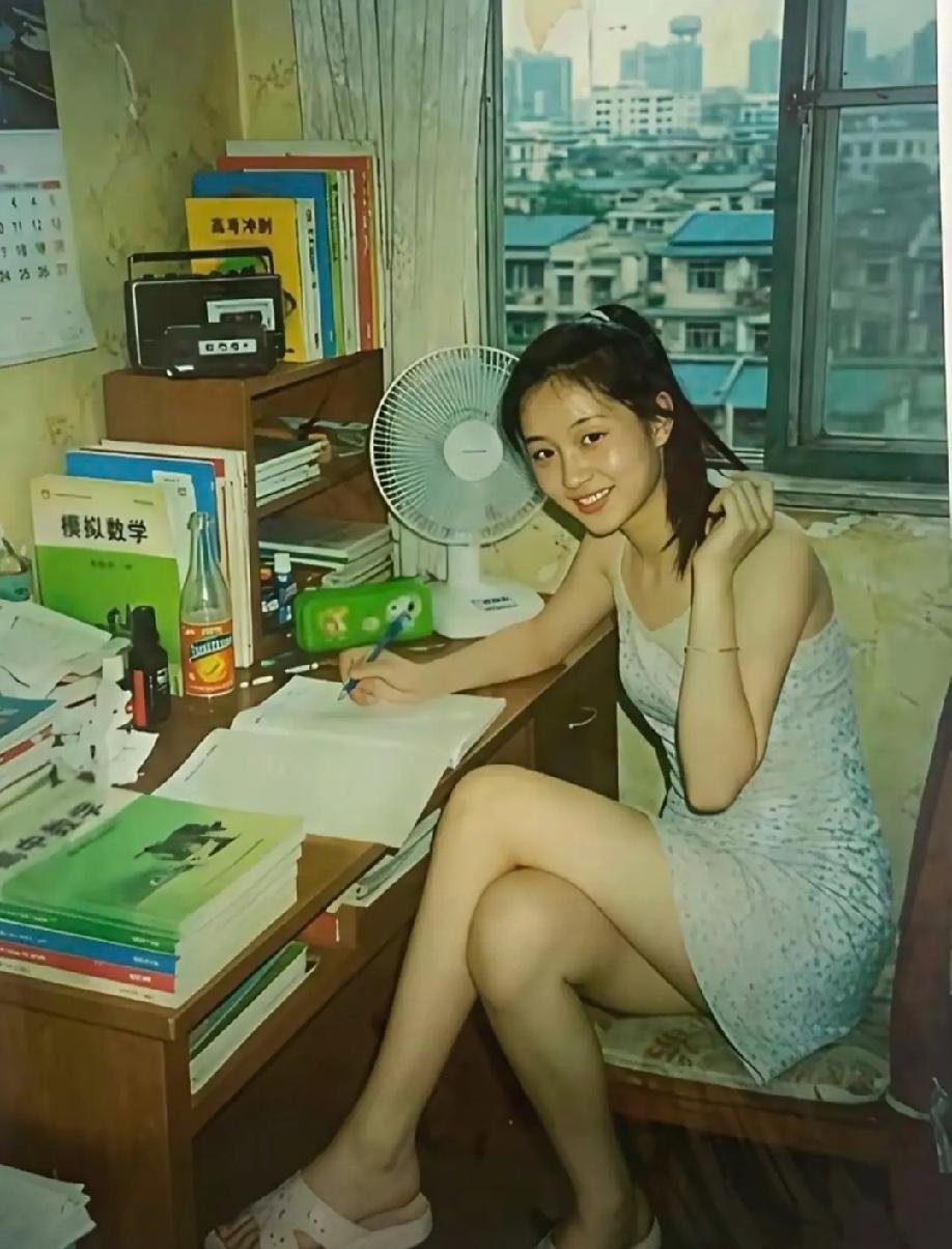 看图片中美女的穿着打扮和环境，你能猜出这大摡是什么年代？