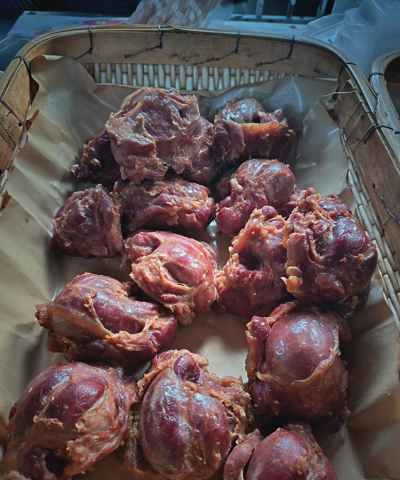 这是菜市场卖的牛腱。老太太自己卤的，一斤55。看着还挺诱人。据说，现在牛肉