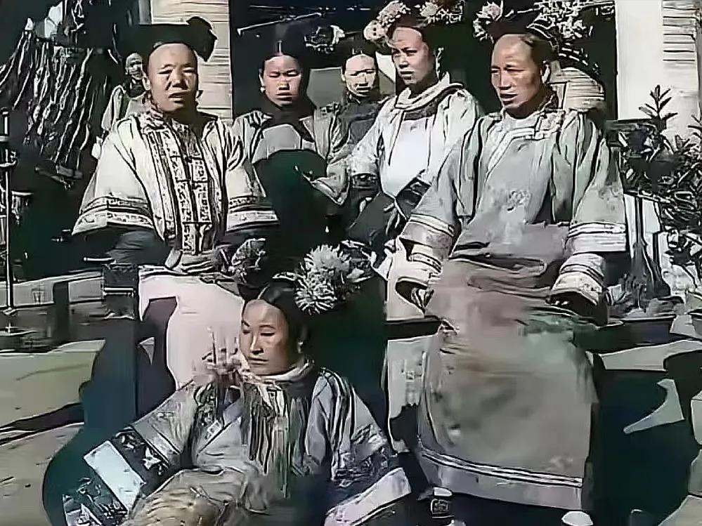 这是清代两张妇女的照片：第一张是外国人在故宮里拍攝的照片，这些都是皇帝的女人，衣