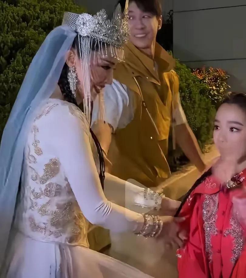 董璇最近的状态，挺让人感慨的。看她和小酒窝、张维伊手拉手走出来的画面，整个人