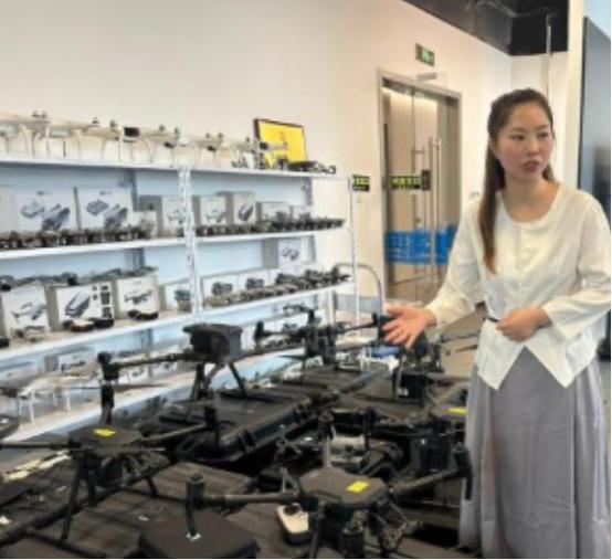 2025年武汉90后女生为了“赚大钱”，灵机一动选择去修无人机，这一修就是3年时