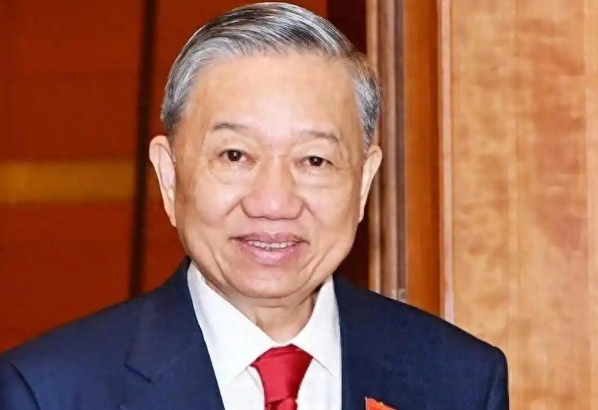 越南知道中国强大了。他非常害怕。害怕的是占领中国南海所有的岛礁，怕中国给他收回来