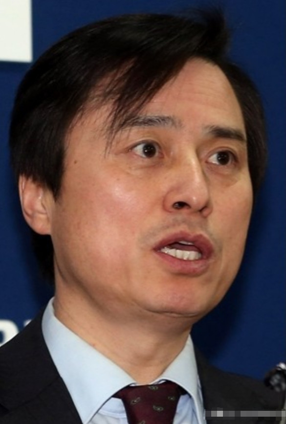 韩国赵垠奭特别检察组28日对前总统尹锡悦的传唤调查一直持续到晚间特别检察组通过