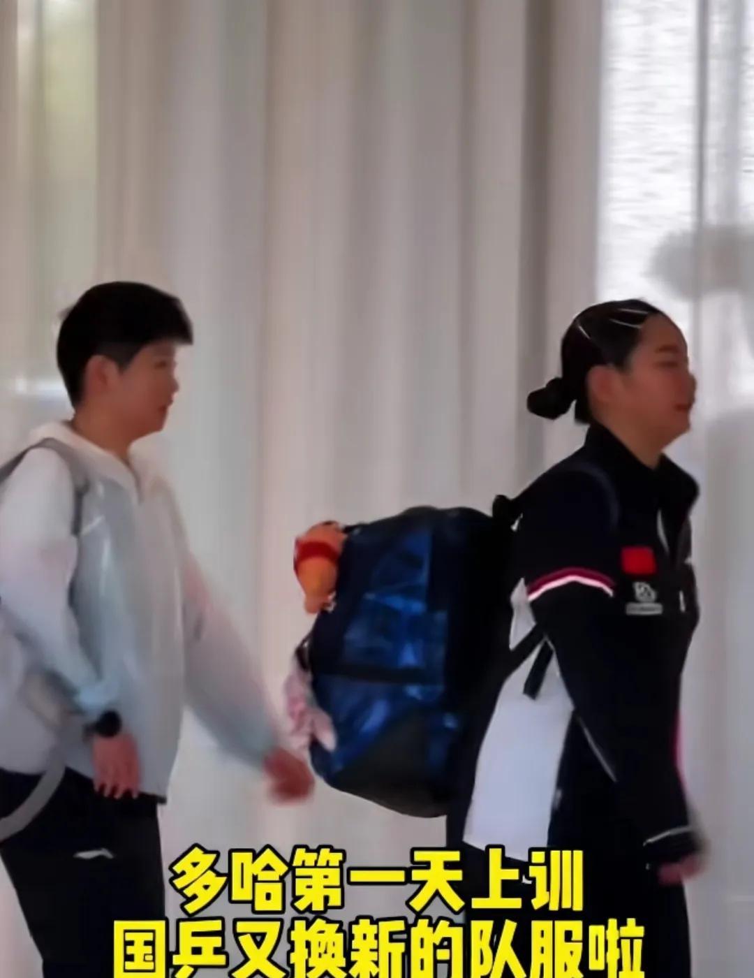 莎莎第一天到多哈，就去上训了。这孩子太勤奋了。据说场馆里一片红色，咱的队服暗