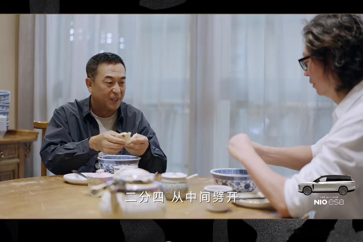 张嘉益在《十三邀》里有个细节，特有意思。许知远跟他一边聊一边吃泡馍。馍掰完了，