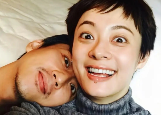 孙俪在社交平台发布一条动态字里行间全都是在吐槽老公邓超，瞬间引发无数网友热议，