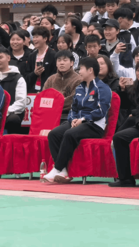 🔥笑晕！孙颖莎一进校园就露原形这状态谁顶得住！孙颖莎这回真的