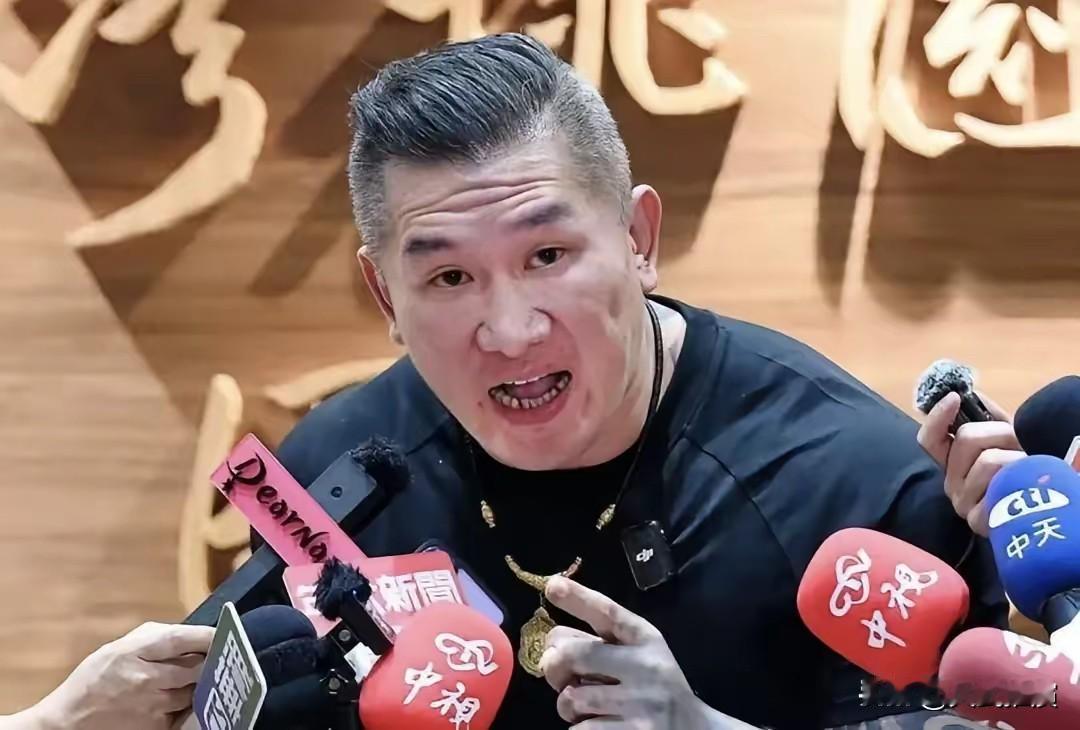台湾馆长真实嘴脸暴露，在极高人气的捧杀下迷失自我台湾那个馆长，之前有多狂现在