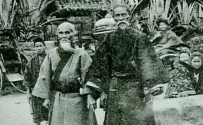 100多年前，日本侵吞琉球时，琉球王派人向清朝求救，在李鸿章的府邸前长跪不起，被