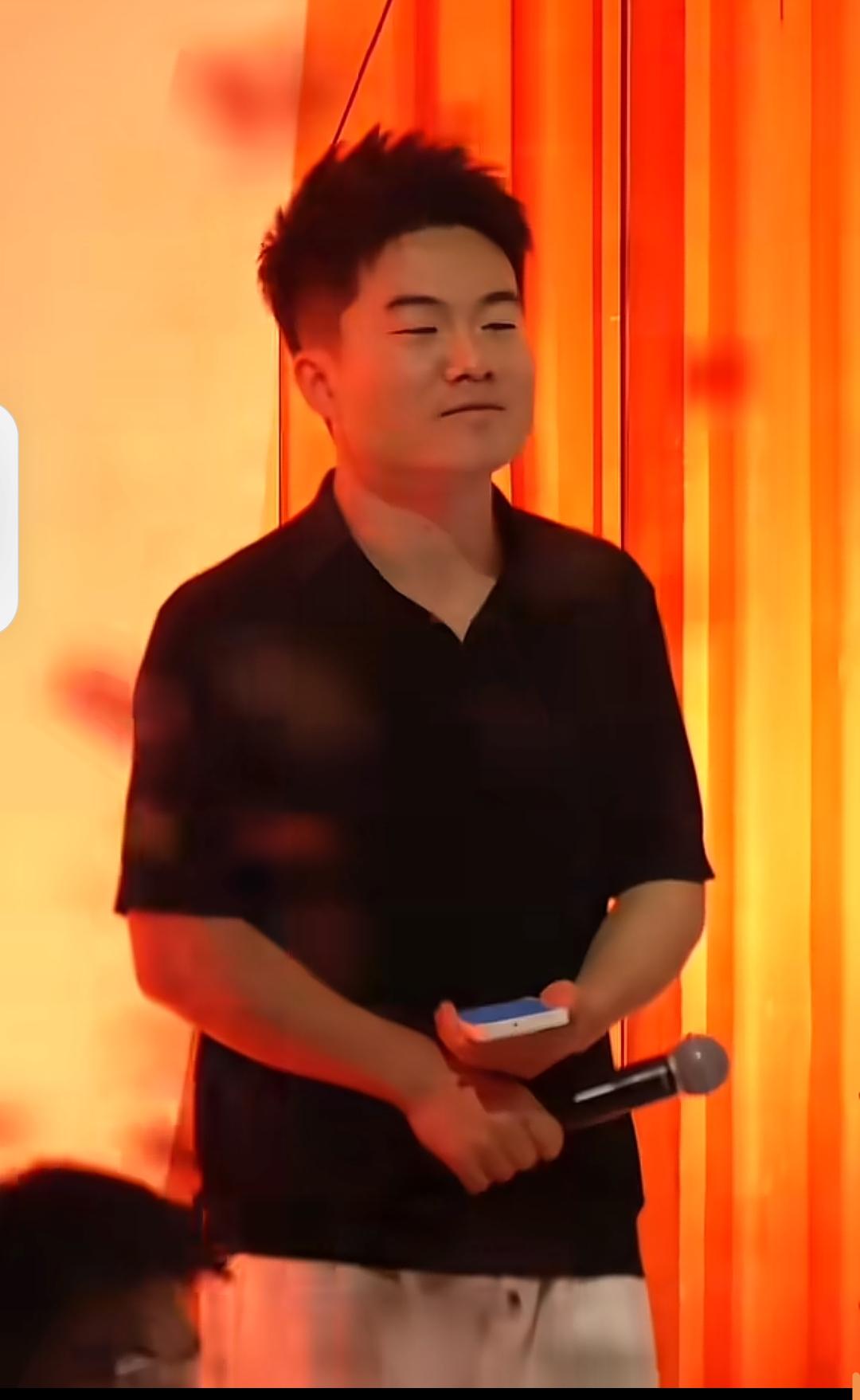 今天宇辉一直都在音乐会现场，我还发现了大管家一直在陪伴宇辉。[比心]说实话，