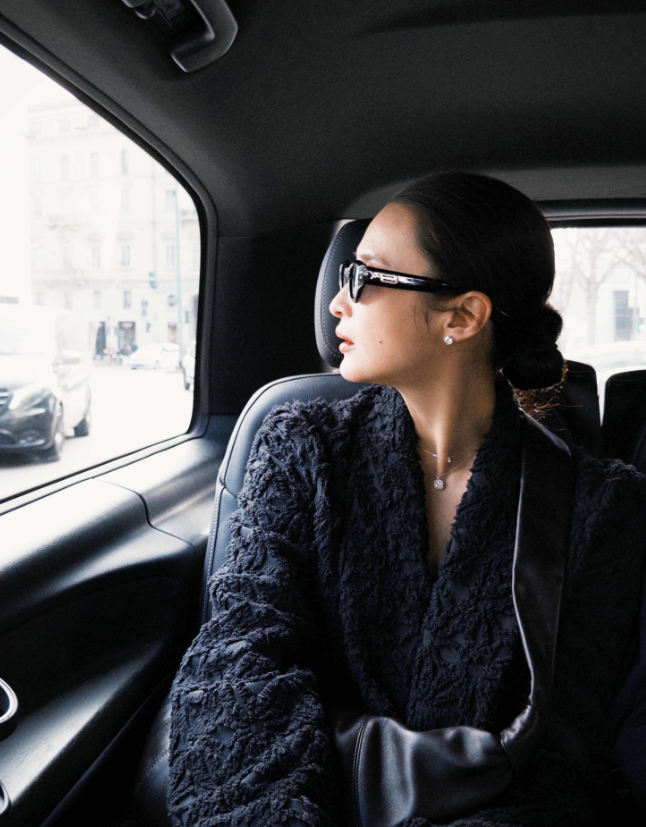 蒋勤勤最新照片，这组米兰街拍太绝了！50岁的蒋勤勤一身全黑提花大衣，搭配复古墨镜