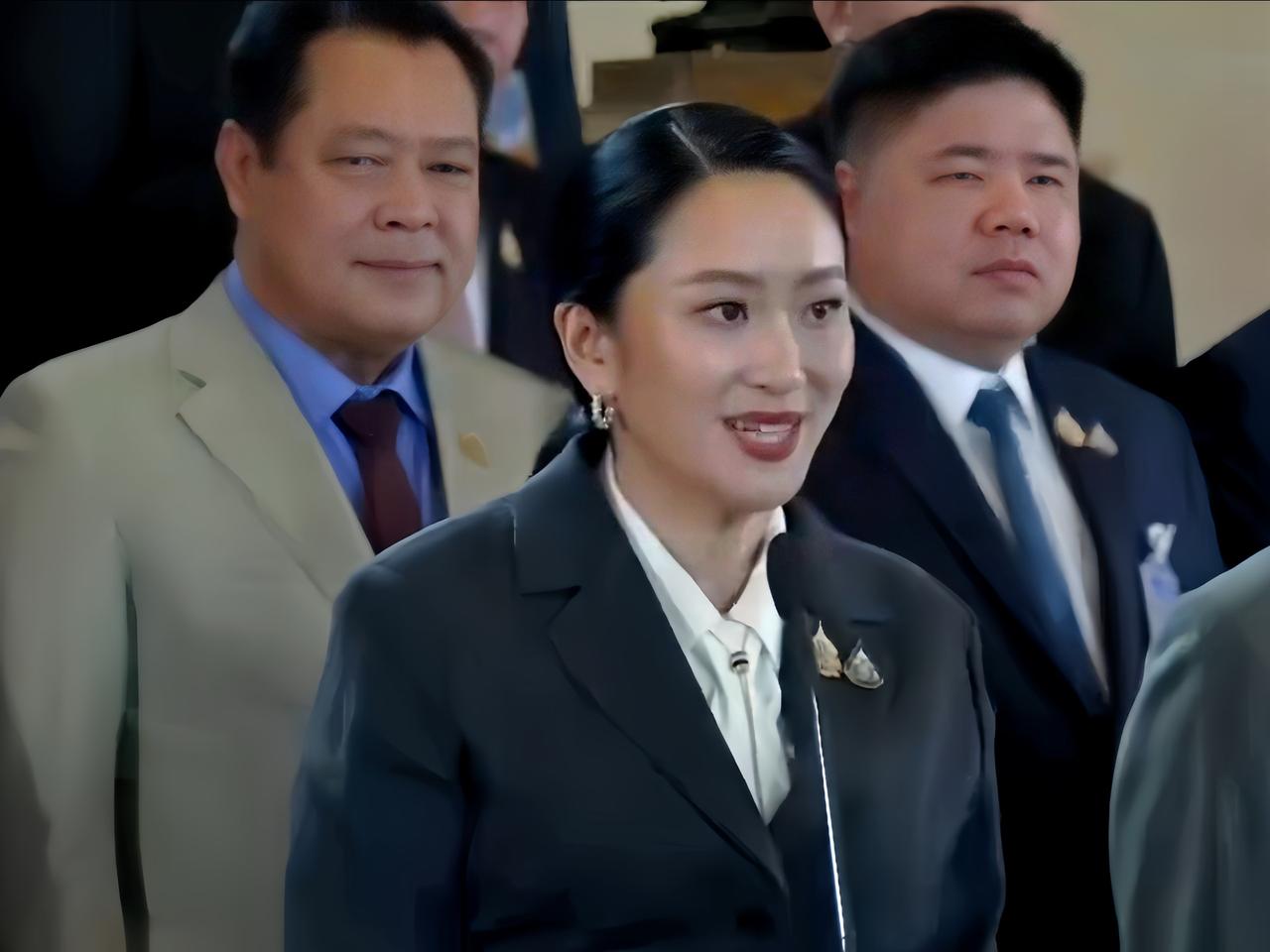 佩通坦辞职，两次抉择断送他信家族政脉，76岁的他信活明白了。他信七十六了，那