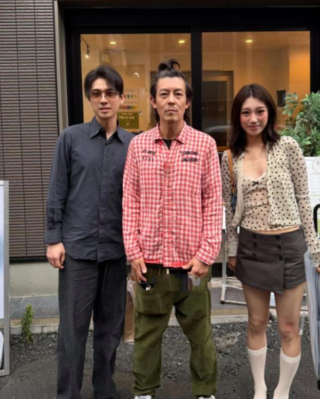 陈冠希在日本被活捉，整个人瘦脱了相，扎着个朝天辫，满满脸的疲惫和沧桑，就像路边一