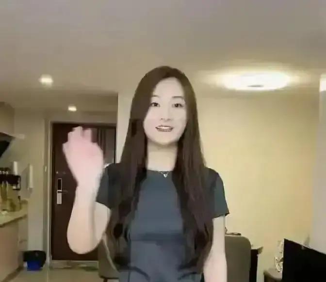 陈亚男又跑前公公家院子开播，柴火灶一冒烟，弹幕直接炸锅。一个月前她预告回老地方