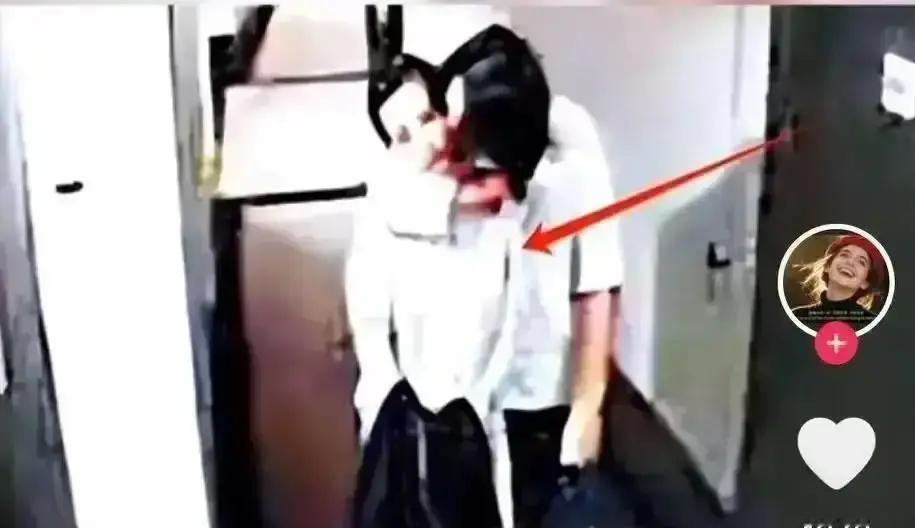 酒店窗帘没拉，毁了一个顶流19年前那张模糊照片，朱孝天和李冰冰同框，一个被