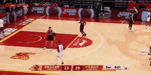 徐杰正式转行做中锋。唯一的运动战得分，居然是靠抢前场篮板补篮得来的。徐杰本场