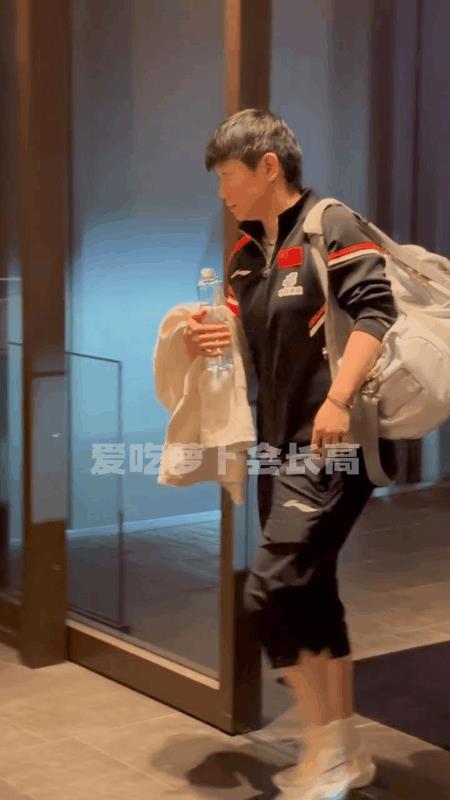 比赛结束，莎莎回到酒店！看得出来，莎莎打完这场比赛真的是累了，脚步都很沉重。