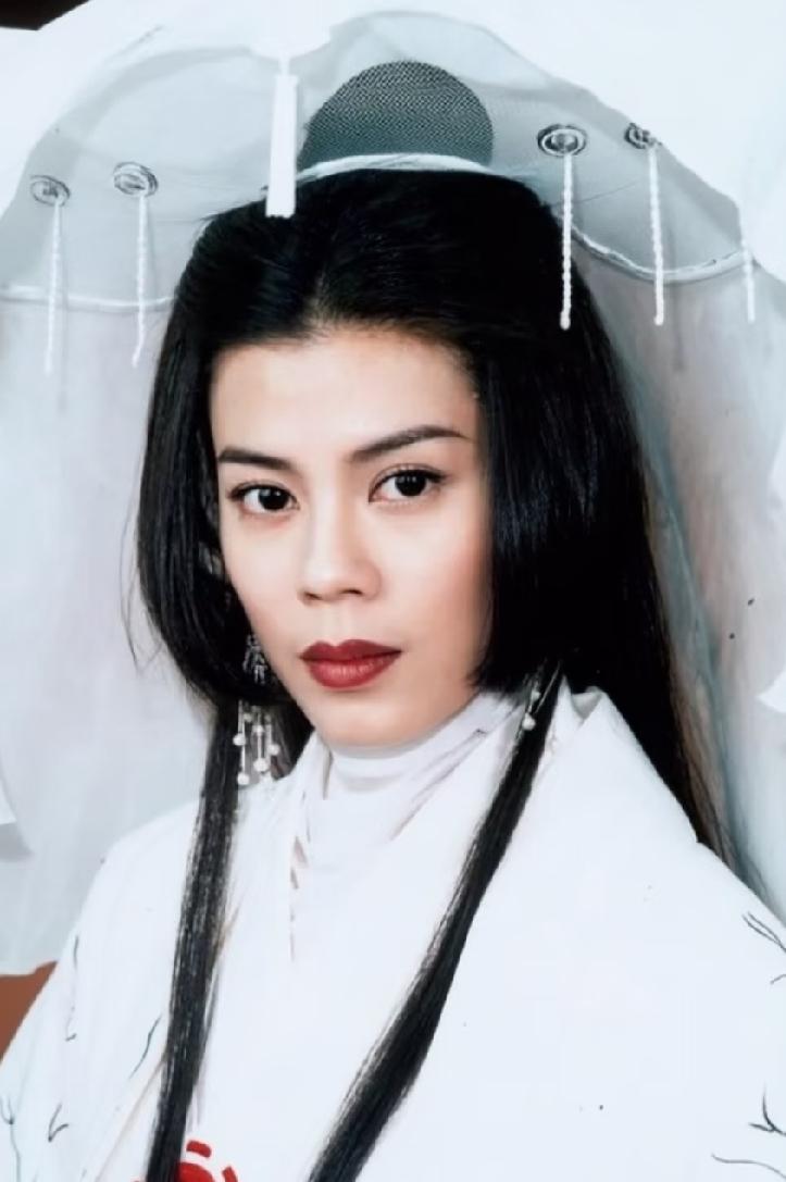 提起金庸笔下出彩的女性角色，很多人第一时间会想起敢爱敢恨的赵敏。2001年黎姿那