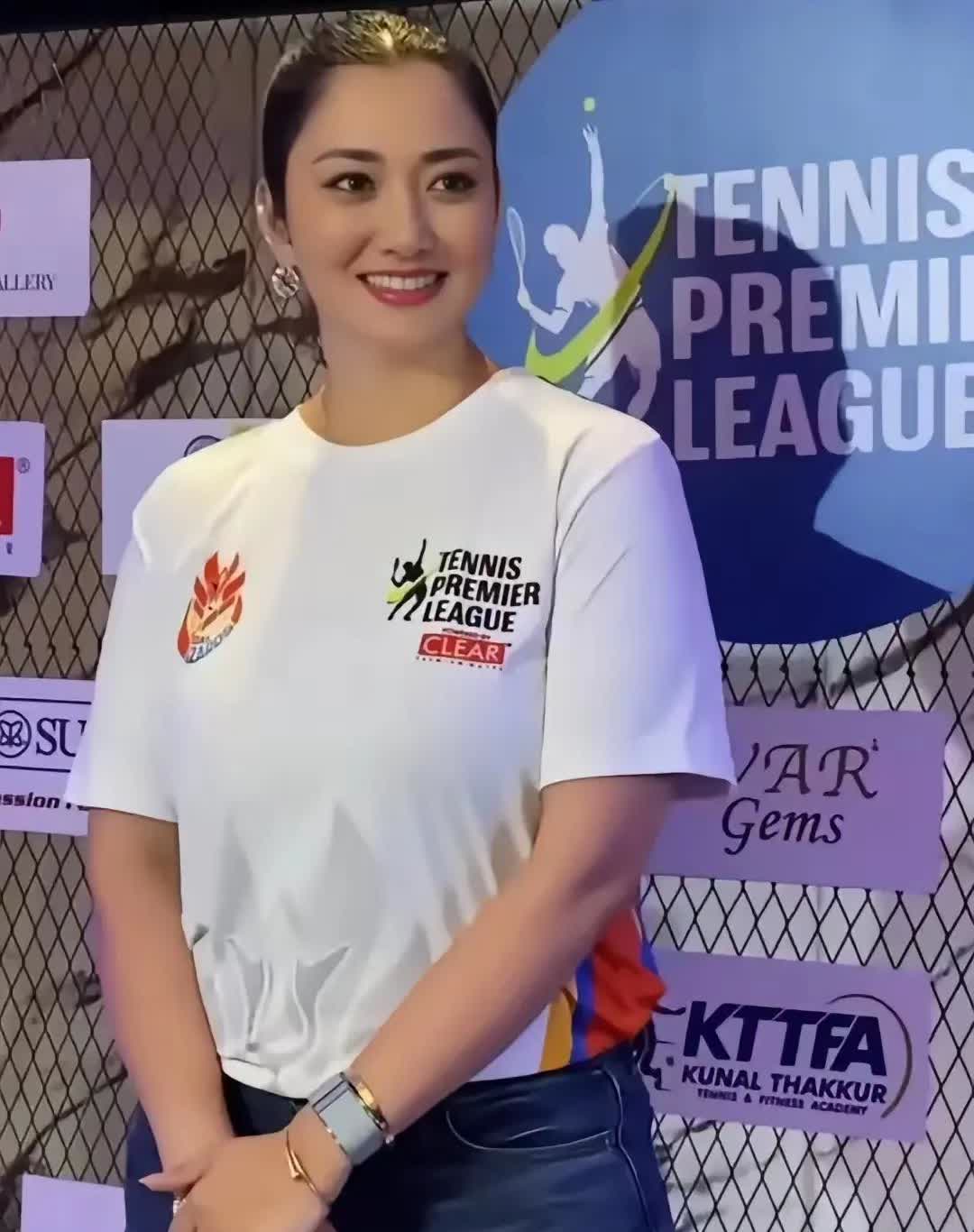 这女子，长得漂亮，个子也高，看着就很有力气，是个少数民族姑娘。