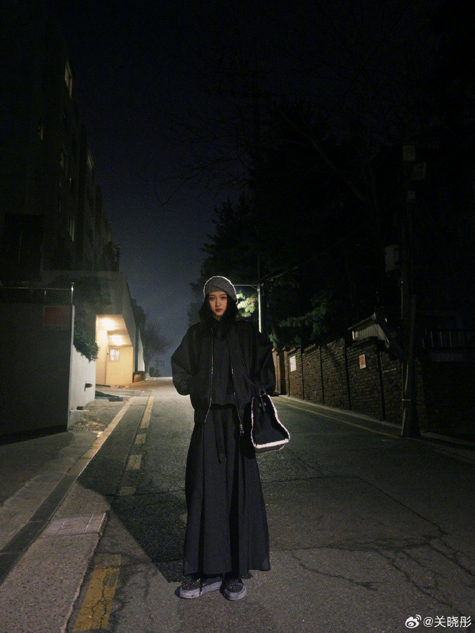 关晓彤最新营业照，冷都女氛围感拉满了