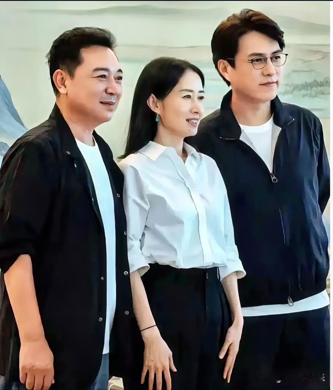右边是靳东和刘敏涛，左边这位是谁啊？还以为是刘奕君呢，仔细一看，不是他。[笑着哭]
